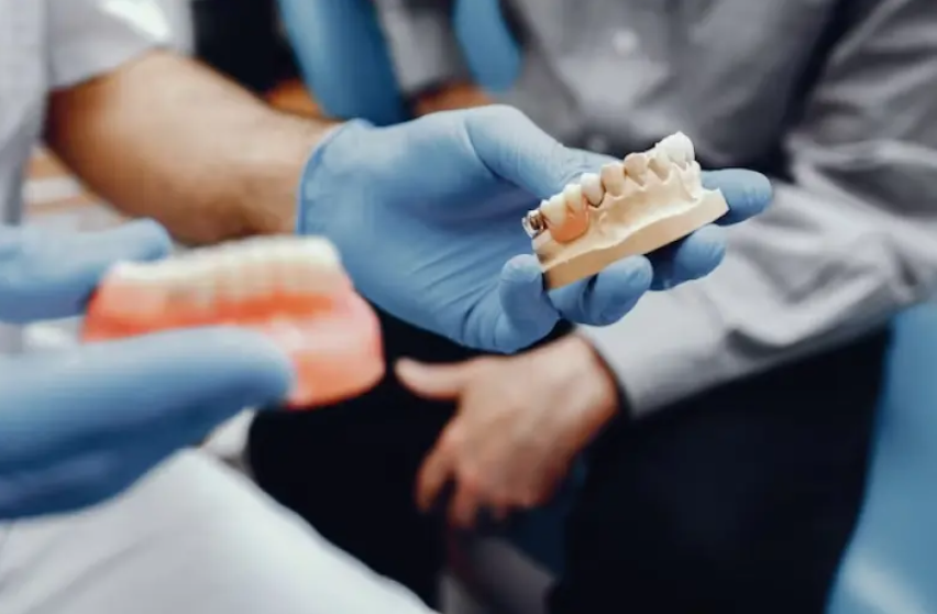 Ce presupune tratamentul cu implanturi dentare?